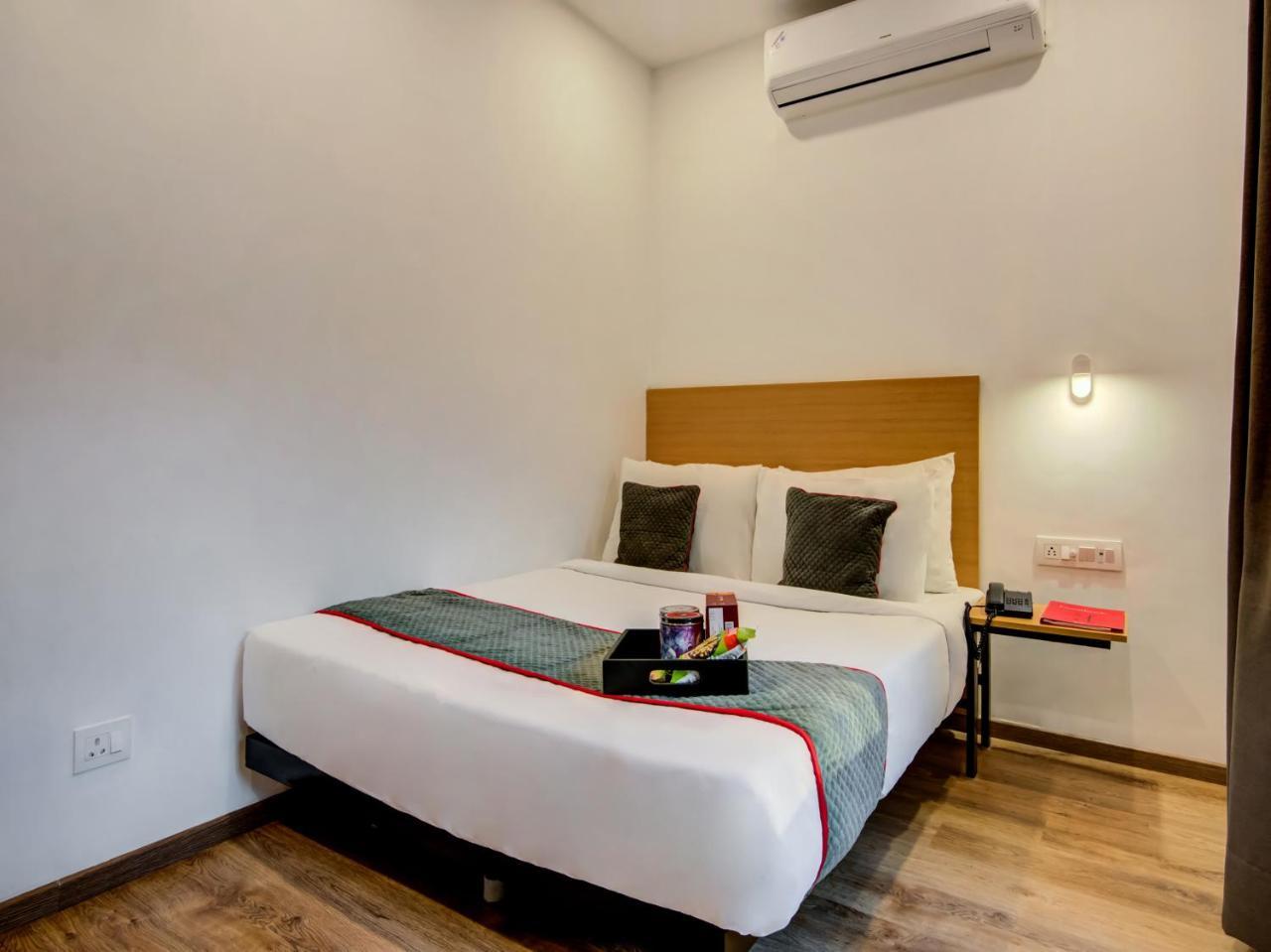 Hotel Vaccinated Staff- Oyo Townhouse 105 Khar West Station Bombay Exterior foto