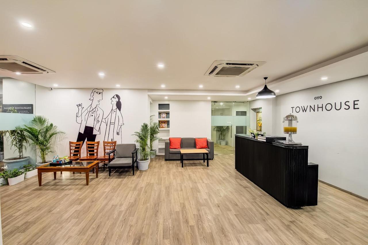 Hotel Vaccinated Staff- Oyo Townhouse 105 Khar West Station Bombay Exterior foto